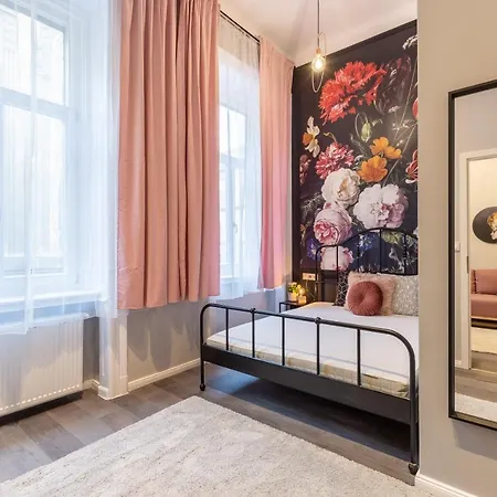 W33 - Prime Location - Comfortable Quality Apartments By Bqa Boedapest Buitenkant foto